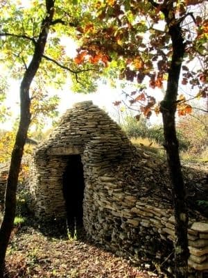 Randonnée dans les meurgers d'Accolay et visite de cabanes de vignerons en pierres sèches