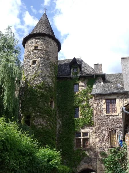 Façade du château à Ste Eulalie d'Olt