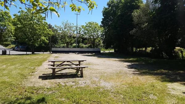 Aire de pique-nique du terrain de quilles à Sévérac l'Eglise