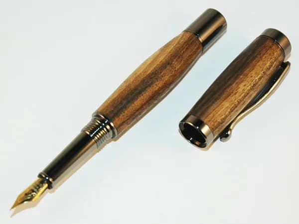 Stylo plume en bois de noyer