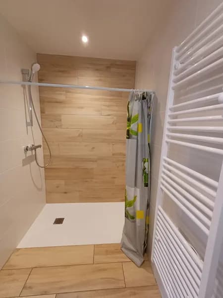 Accès de plein pied. Adaptée au personnes à mobilité réduite.
Bac de douche extra plat