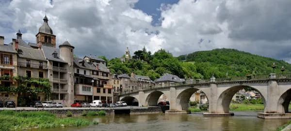 Visite guidée de St Geniez d'Olt - vue sur la rive droite