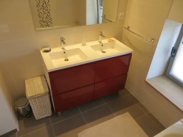 Salle de bain avec baignoire