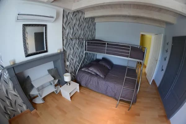 Chambre grise premier étage avec coin bureau.1 lit en 140 avec 1 lit en 90 superposé.