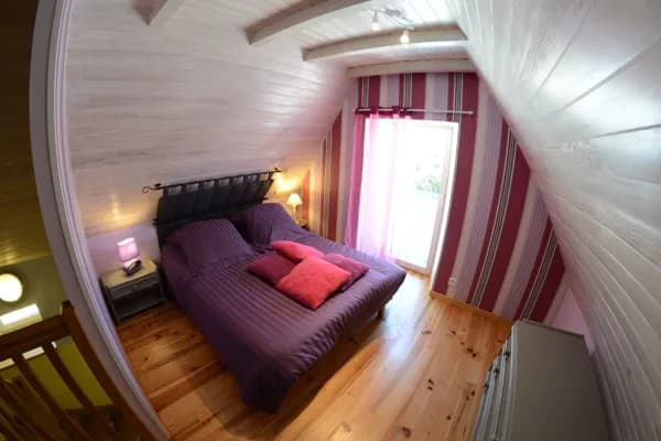 Chambre rose deuxième étage avec lit en 140