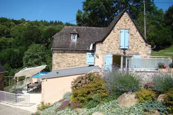 Gîte vue du garage avec sa rocaille