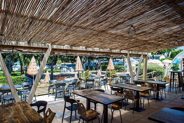 Camping Parc du Charouzech - terrasse du restaurant