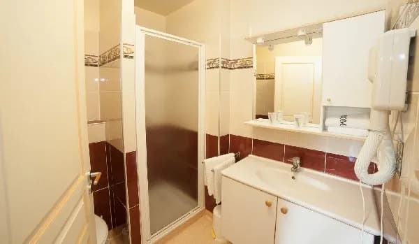 Hotel des Gorges salle d'eau chambre saint jean du bruel aveyron occitanie france