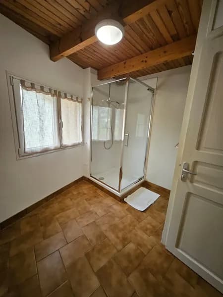 salle de bain à l'étage
