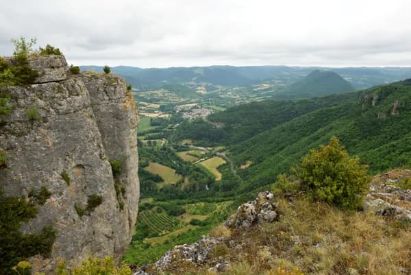 Le rocher des Cuns surplombe la vallée de la Dourbie.