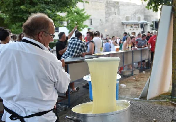 Aligot géant pour la fête à La Cavalerie.