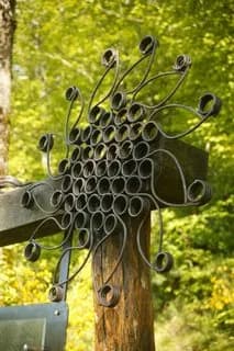 Sculpture sur le Sentier de l'imaginaire, vive la récup.!