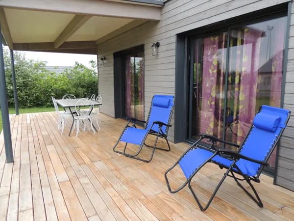 terrasse avec une partie couverte