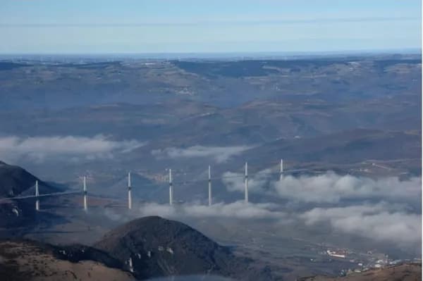 Le Viaduc de Millau par un matin d'hiver