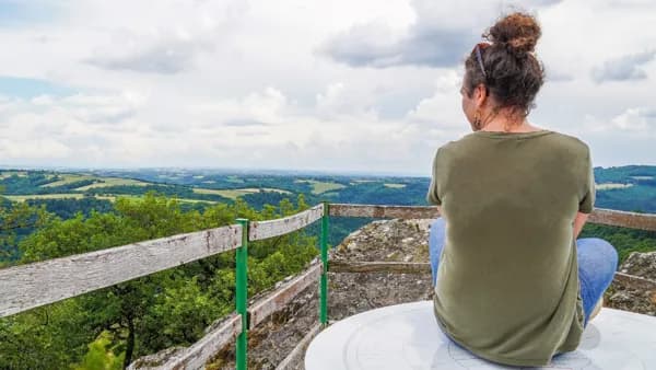 Point de vue et table d'orientation au Roc de Miramont