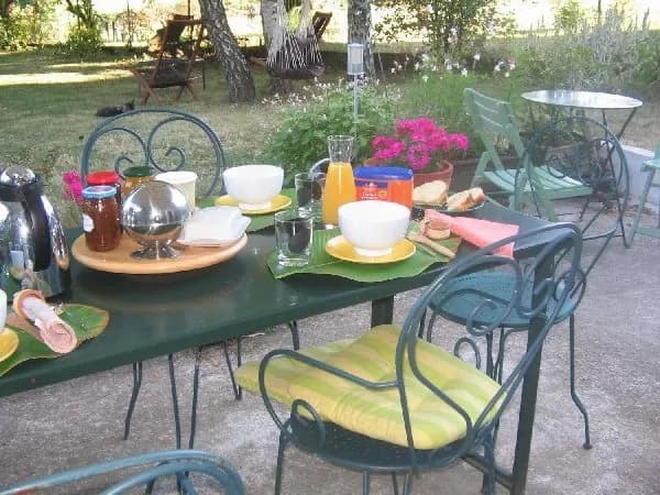 le petit déjeuner sous la tonnelle