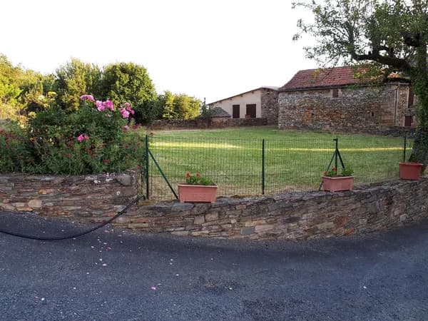 vue terrain de jeux et salle commune