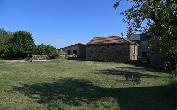 Terrain de jeux clos et salle commune