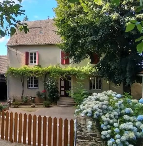 La cour avant du gîte