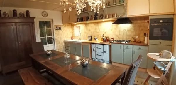 Salle à manger et cuisine équipée au rez-de-chaussée.