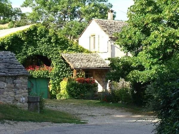 Location de charme proche de Millau et des accès routiers pour les visites dans la région