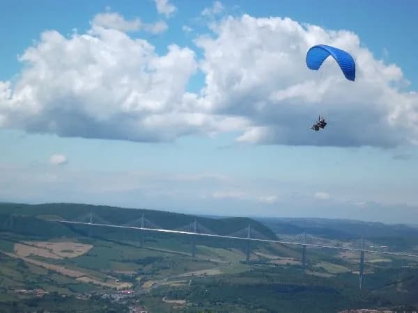 Vol au-dessus du Viaduc de Millau
