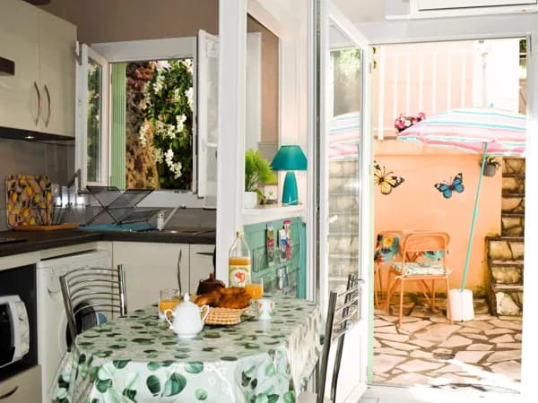 Vu d'ensemble cuisine / extérieur