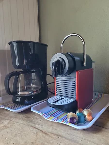 Les deux cafetières : classique et à dosettes