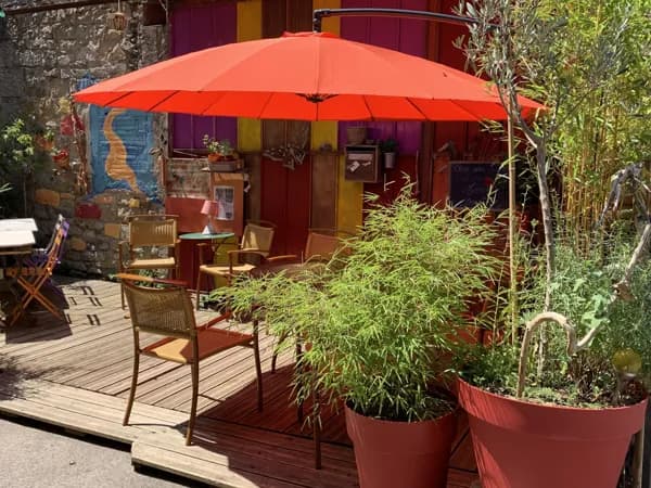 La terrasse: des tables pour déjeuner, pour partager des histoires..