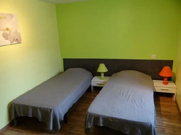 Chambre enfants: 2 lits en 90