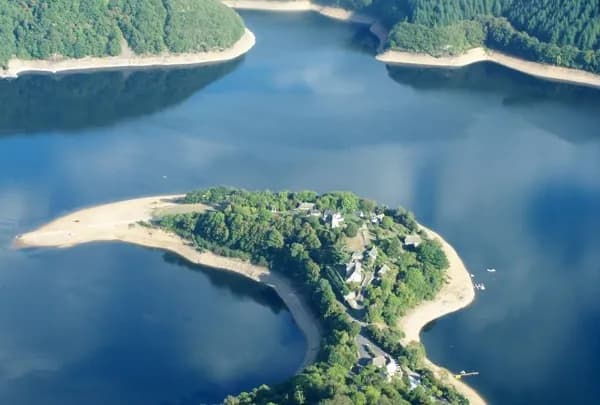 La Presqu'île de Laussac, le chalet se situe à l'entrée du site.
