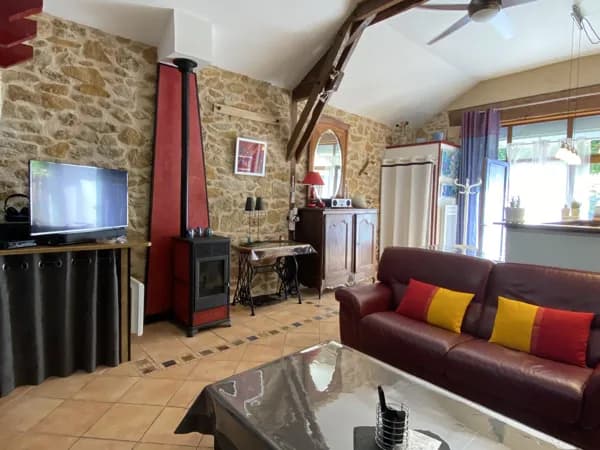 Gîte de l'Abeille, le salon ; hé oui, à chacun son canapé pour lire, se détendre, regarder la télé bien au calme...