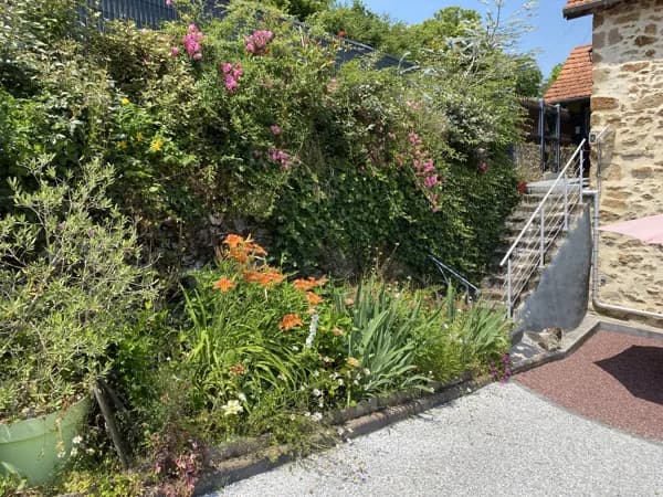 Gîte de l'Abeille ; chaque zone est très fleurie pour en apprécier davantage les espaces extérieurs