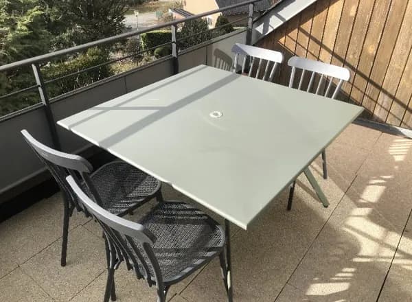 Terrasse ensoleillée avec vue , très appréciée des fumeurs
