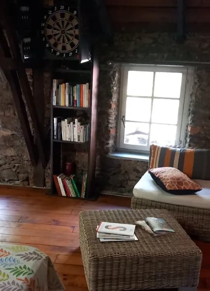 Salle commune, lecture, fléchettes, détente