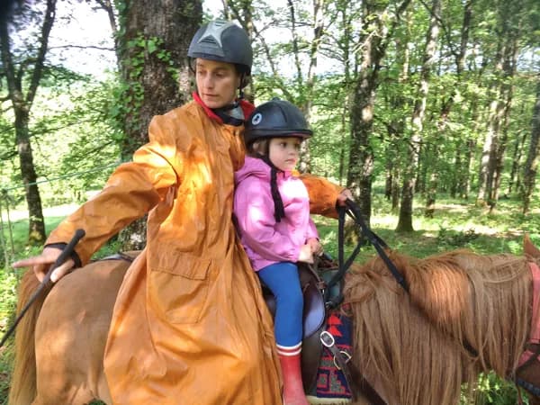 promenade à cheval en selle biplace, avec Angélique Mazars notre Monitrice d'équitation