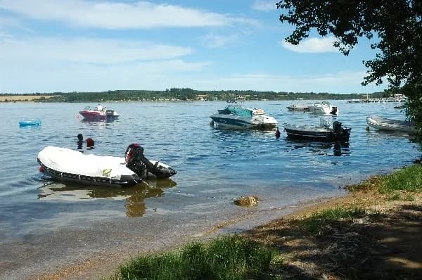bateau - pêche - CAMPING BEAU RIVAGE -Lac de Pareloup