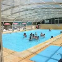 Piscine couverte agréable les jours en l'absence de soleil.