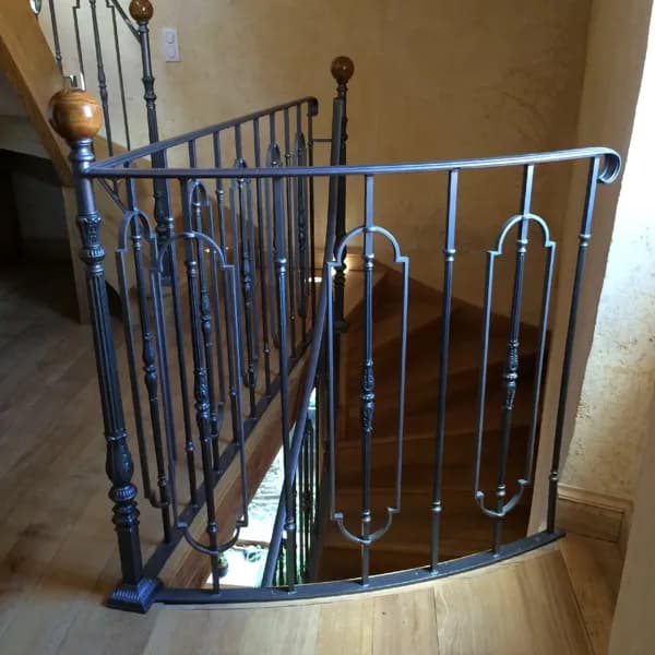 LE PETIT ESCALIER