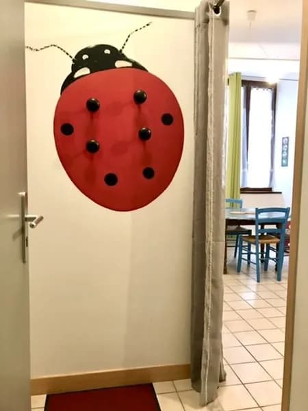 Entrée avec porte manteau, grand placard et interphone pour