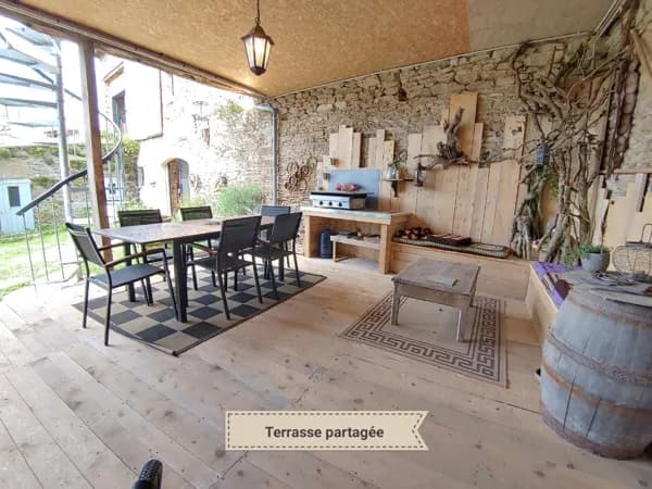terrasse sous votre logement que nous partageons.