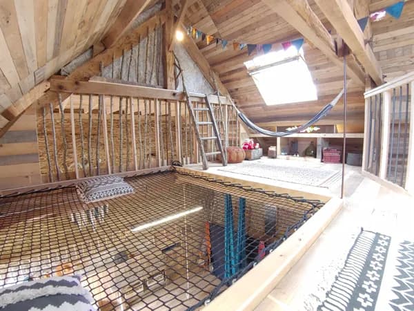 la mezzanine de la Grange avec son filet tendu et ses deux hamacs