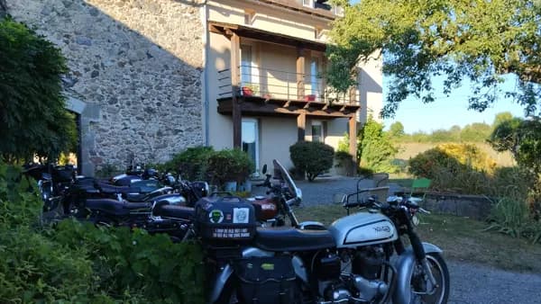 Accueil auto-moto-rando-vélo-seul ou à plusieurs pour une nuit étape originale !