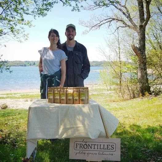 Les Frontilles - Lucie et Jérémy Coulon, producteurs de lentilles blondes à Canet-de-Salars, au bord du lac de Pareloup