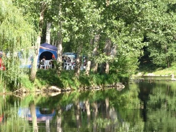 Le terrain longe la rivière Viaur