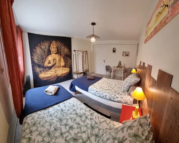 Chambre zen avec deux lits simples
