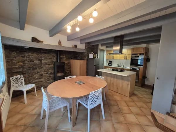 Salle à manger et cuisine ouverte