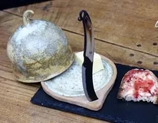 travail à 4 mains, beurrier et couteau à beurre.