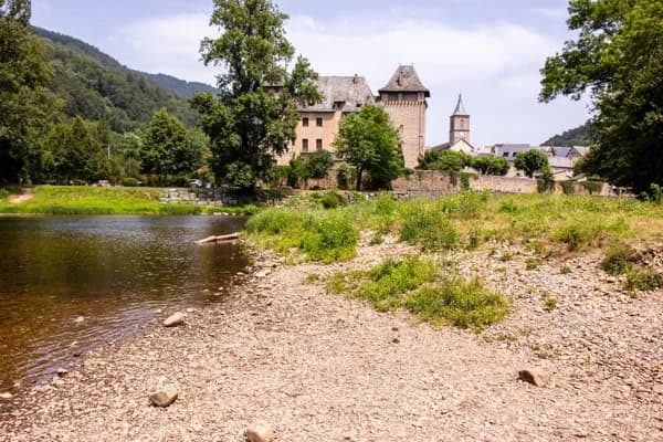 Camping Qualité Le Val de Saures. La plage du camping sur le Lot