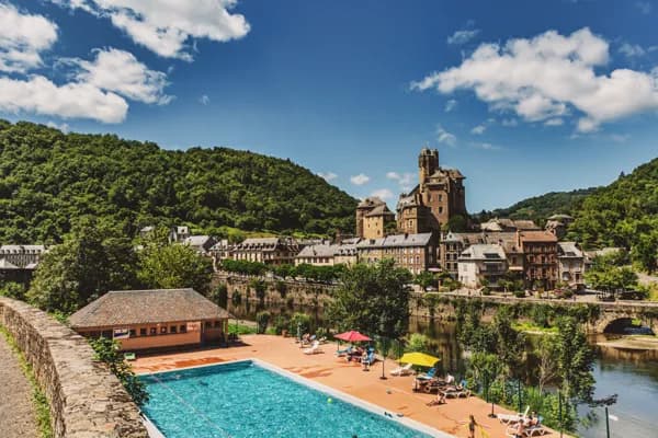 La piscine municipale d'Estaing et sa jolie vue sur le Lot et le Château d'Estaing.